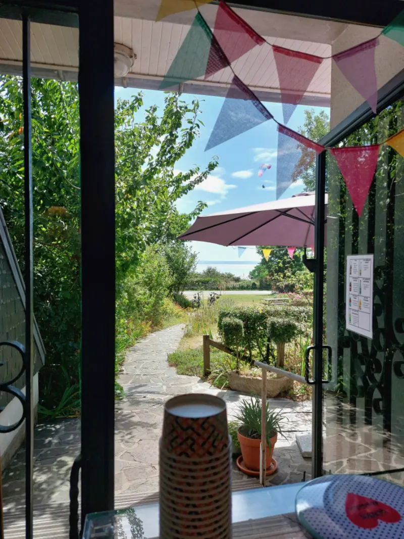Jardin et terrasse avec vue mer – Sol Roc, Route des Falaises, Champeaux